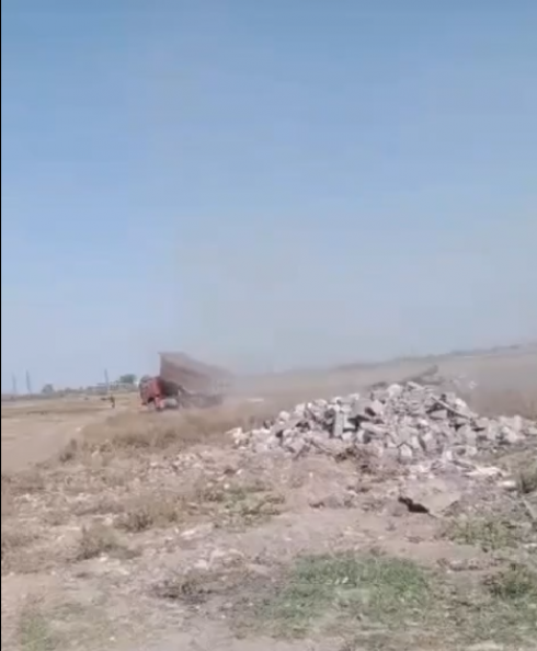 Водитель грузовика наглым образом вывалил строительный мусор на окраине Караганды