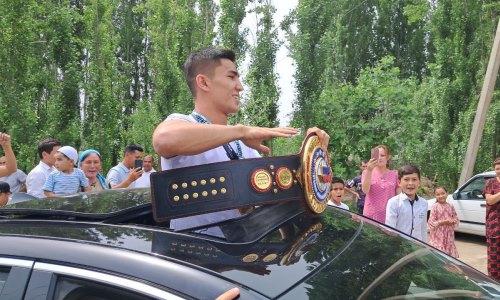 Лишившего Казахстан «золота» ЧМ-2023 боксера торжественно встретили в родном селе. Видео