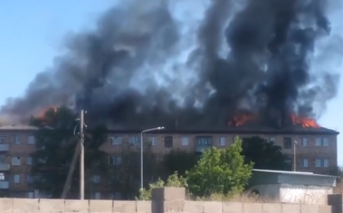 Акимы области и Караганды находятся на месте сильного пожара в жилом пятиэтажном доме