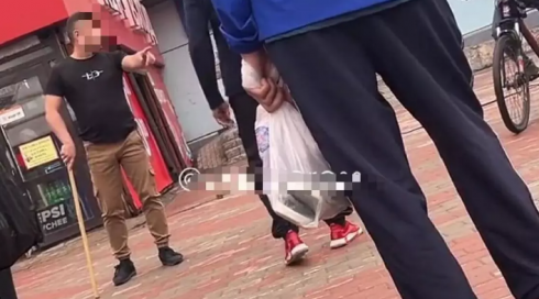 Драка мужчин с ножом и палкой попала на видео в Караганде