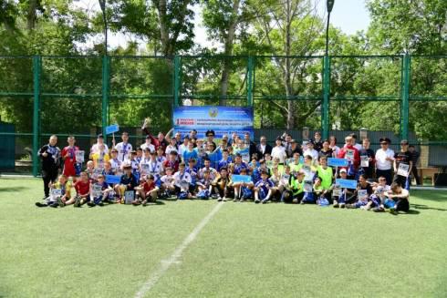 Известный футболист Давид Лория вручил награды победителям турнира по мини-футболу среди школьников в Караганде