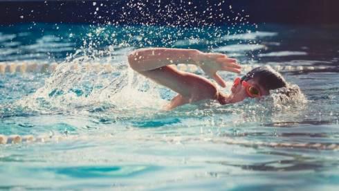 За лето в Карагандинской области научат плавать около шести тысяч детей