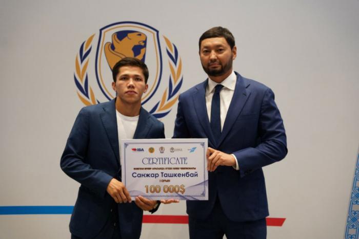 Чемпионы мира по боксу получили по 100 тысяч долларов США от президента КФБ Кенеса Ракишева
