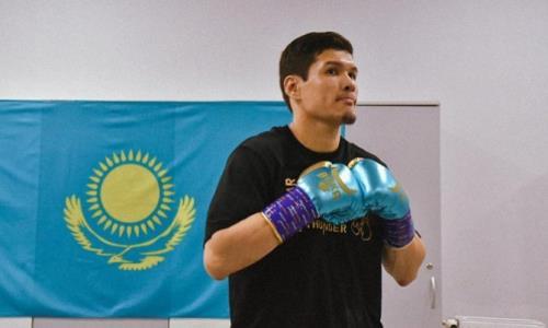 Данияр Елеусинов повесил флаг Казахстана в зале известного тренера в США. Видео