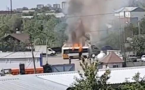 На улице Караганды сгорел микроавтобус