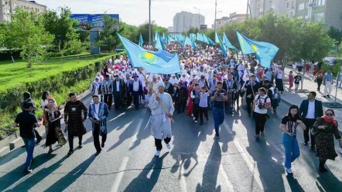 Свыше тысячи участников собрал парад национальных костюмов в Атырау
                03 июня 2023, 15:03