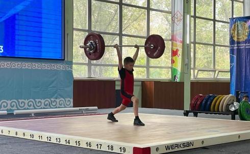 В Караганде проходит чемпионат Казахстана по тяжелой атлетике среди мальчиков и девочек