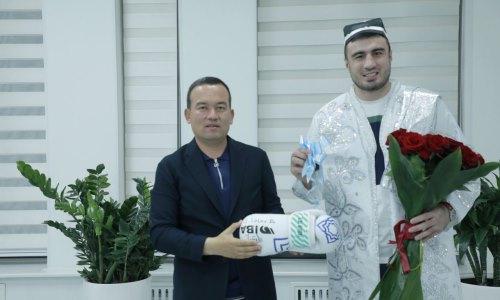 Баходиру Джалолову вручили шикарный подарок в Узбекистане после «золота» на ЧМ-2023