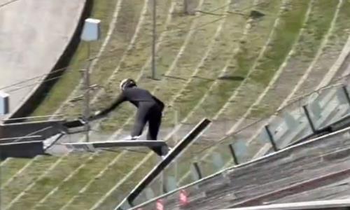 Один из лучших в мире прыгунов с трамплина пережил ужасное падение. Видео