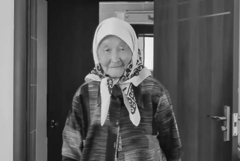 106-летняя бабушка шьет одежду и играет в шашки