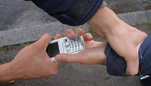 Грабитель отобрал мобильник у случайного прохожего в Караганде