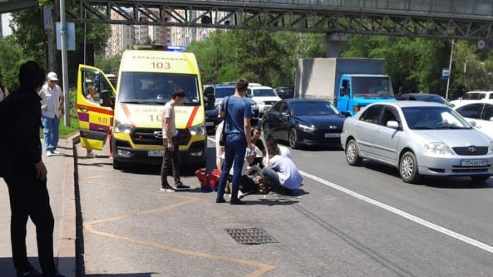 Курьер на мопеде сбил выходивших из автобуса девушек в Алматы
                12 июня 2023, 18:54