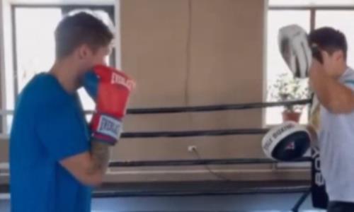 Никита Михайлис после ухода из «Барыса» начал заниматься боксом. Видео