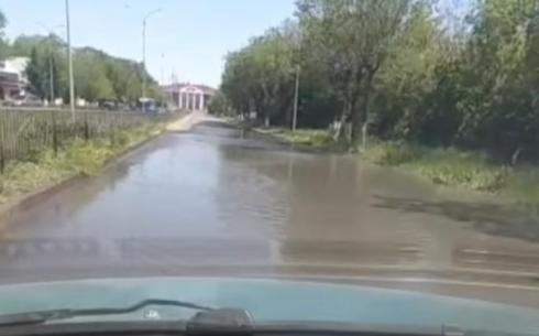 Вчера одну из улиц Майкудука залило водой