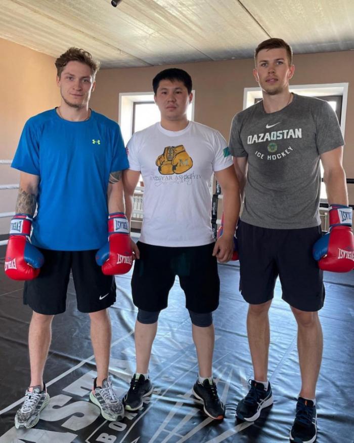 Лучший казахстанский хоккеист занялся боксом