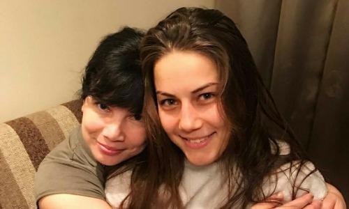 «Угрожал зарезать сестру». Фируза Шарипова рассказала подробности нападения на ее маму
