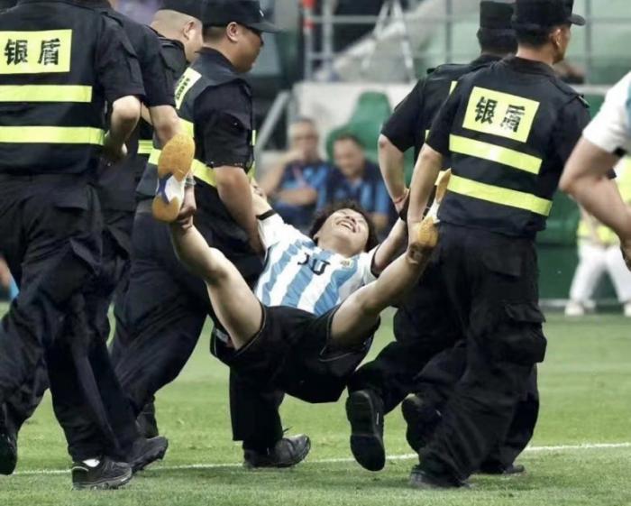 Фанат Месси в Китае ворвался на поле во время матча, чтобы обнять кумира