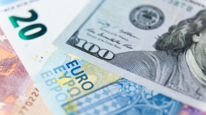 Названы официальные курсы доллара, рубля и евро на выходные
                16 июня 2023, 16:56