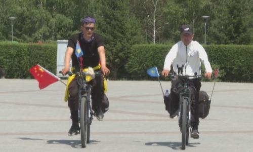 Путешественники из Китая на велосипедах приехали в Казахстан