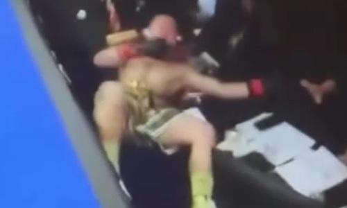 Видео «фатального» падения казахского боксера-полицейского на стол к судьям. Видео