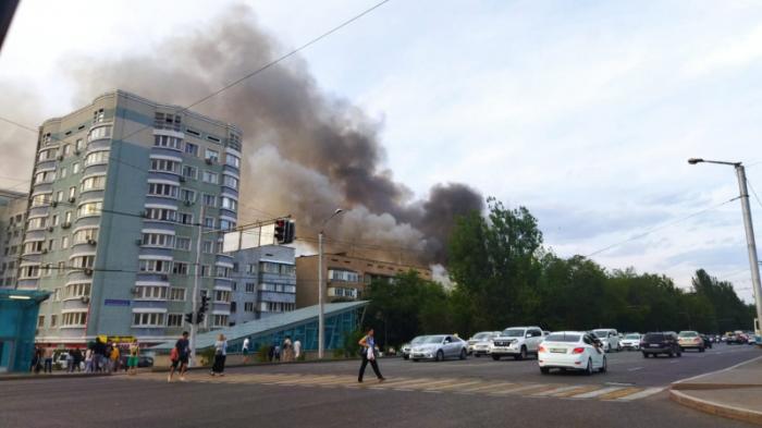 В Алматы огонь перекинулся с гаража на кровлю кафе
                19 июня 2023, 19:52