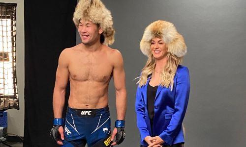Горячая фанатка Шавката Рахмонова из UFC возбудила фанатов упругой грудью на новом фото