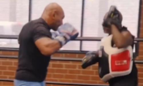 56-летний Майк Тайсон показал ярость в ринге. Видео