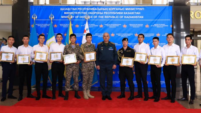 Министр обороны вручил сертификаты на бесплатное образование отличникам боевой подготовки 
                21 июня 2023, 18:03