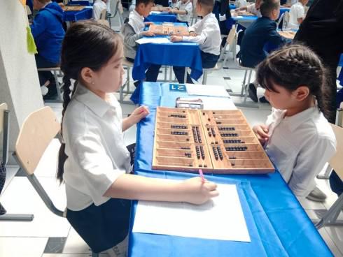 Рекордное количество детей принимает участие в чемпионате Казахстана по тоғызқұмалақ