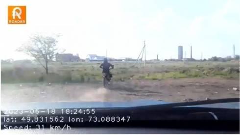 Мотоциклист без прав пытался скрыться от полиции Караганды