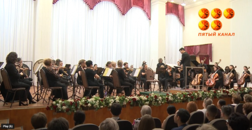 Дирижёр из США выступил с Карагандинским симфоническим оркестром