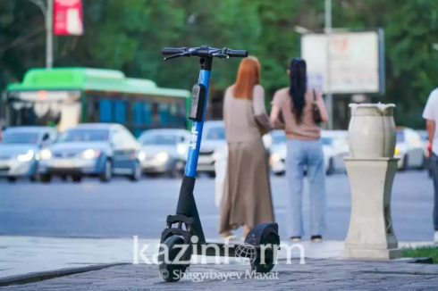 Новый дорожный знак будет регулировать движение электросамокатов в Казахстане