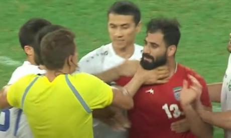 Футболисты сборных Узбекистана и Ирана устроили массовую потасовку