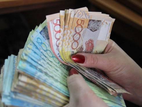 Клиентка кафе украла у пенсионерки деньги и банковскую карту в Темиртау