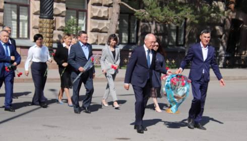 В Караганде состоялось торжественное возложение цветов к памятнику общественного деятеля Жакыпа Акбаева