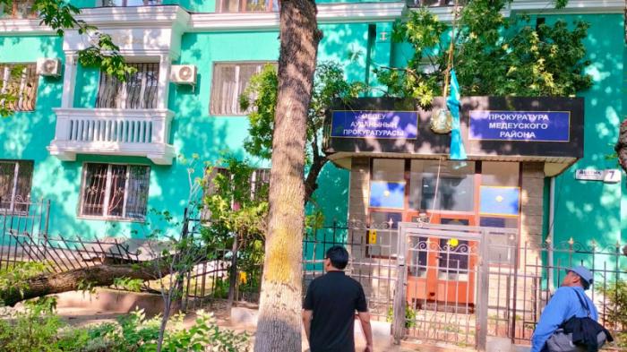 Дерево упало на здание районной прокуратуры в Алматы
                04 июля 2023, 13:04
