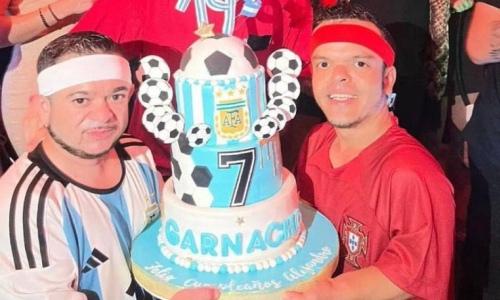 Карлики в футболках Месси и Роналду пришли на день рождения игрока «Манчестер Юнайтед»