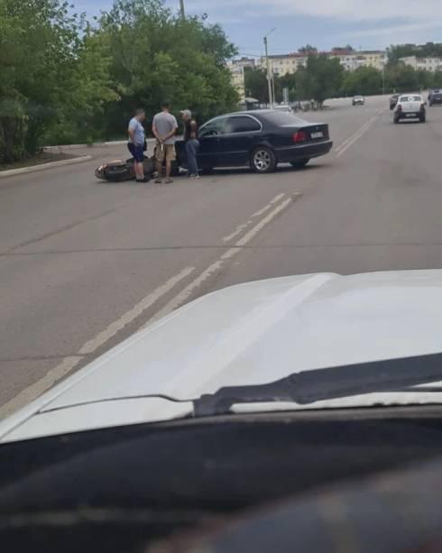 В Темиртау на проспекте Республики столкнулись BMW и скутер Racer