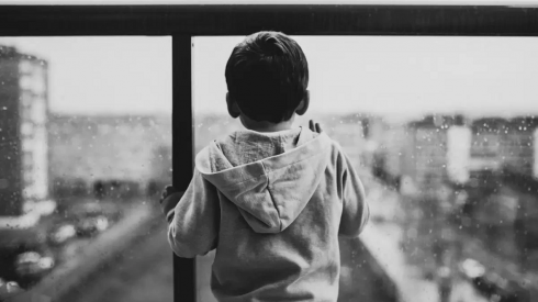 Дети стали чаще выпадать из окон из-за недосмотра родителей — МЧС