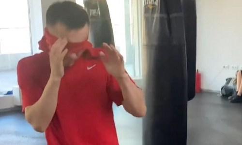 Казахстанский боксер провел тренировку с завязанными глазами. Видео