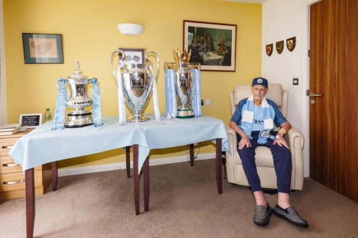 102-летнему фанату «Ман Сити» привезли легендарные трофеи клуба