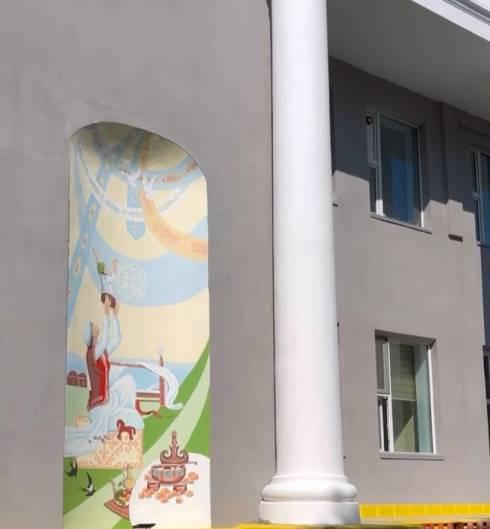 Карагандинский художник расписал фасад Центра планирования семьи и репродуктивного здоровья