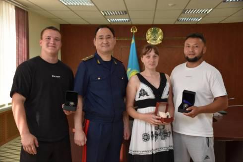 Волонтеров, нашедших пропавшую в Шахтинске девочку, наградили в ДП Карагандинской области
