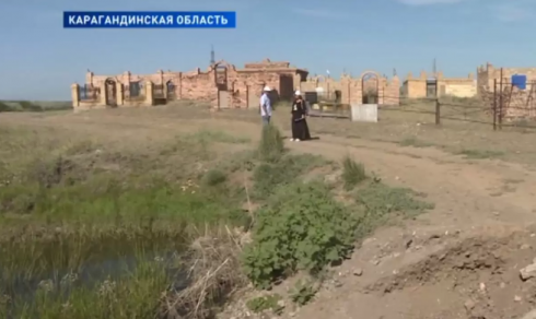 Сельчане в Карагандинской области попросили заступиться за покойников
