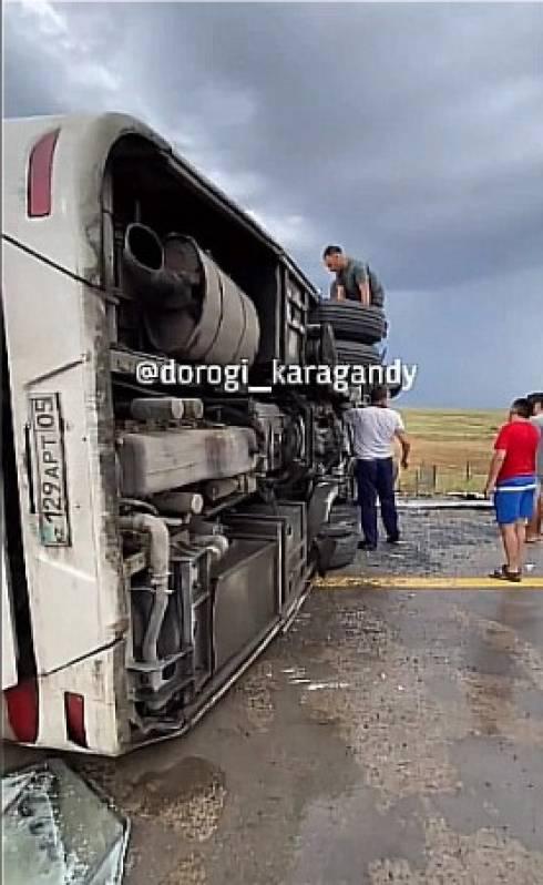 Автобус перевернулся по дороге из Астаны в Караганду