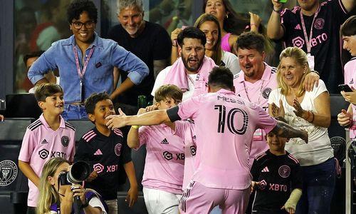 Лионель Месси трогательно отпраздновал победный гол в дебютном матче за новый клуб. Видео