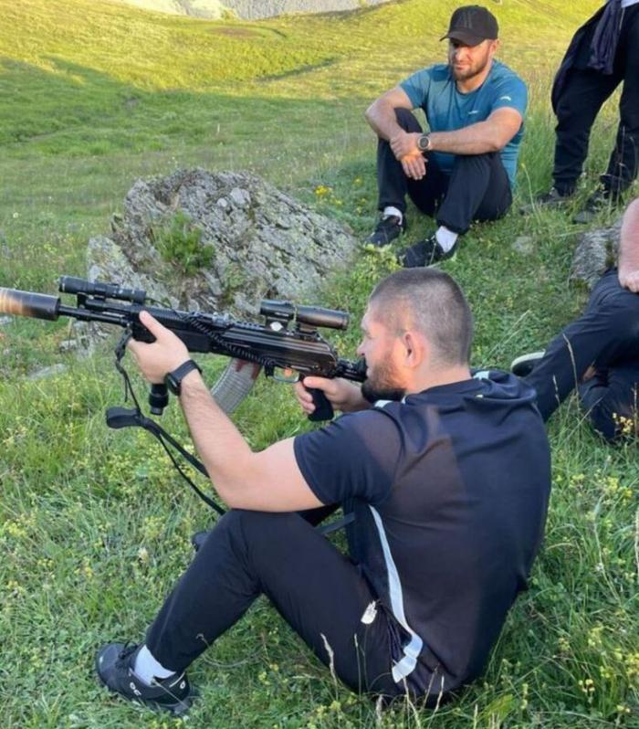 В сеть попало фото Хабиба Нурмагомедова с оружием в руках