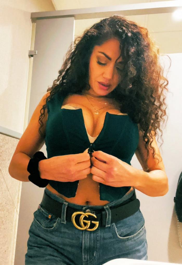 Бывшая звезда UFC показала фото в корсете, в который не поместилась ее грудь