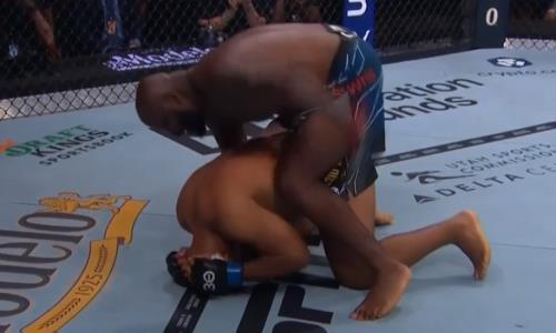 Нокаут тяжеловеса за 30 секунд после удара коленом в прыжке случился на UFC 291. Видео