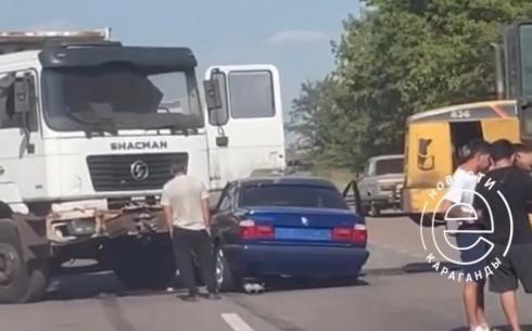 На трассе Караганда-Сарань с трактором-погрузчиком столкнулись легковая машина и грузовик